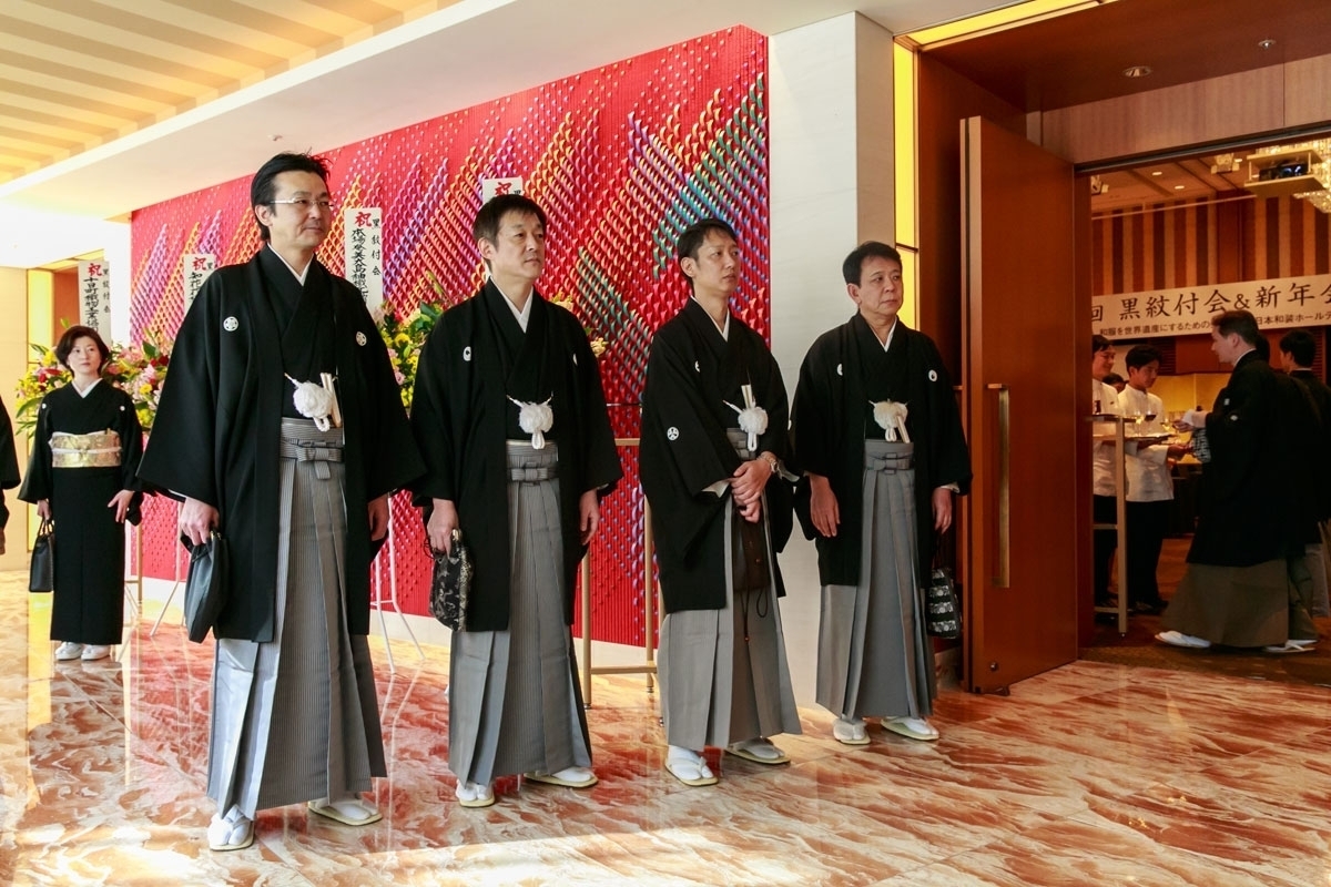 日本における最高の正装である男性の黒紋付袴姿を復活させるため「黒